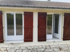 Pose de portes-fenêtres en PVC blanc avec soubassement plein.