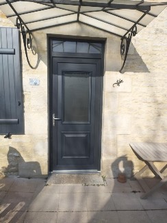 Pose de fenêtres et d'une porte d'entrée en PVC gris anthracite ainsi que des volets battants en aluminium gris anthracite