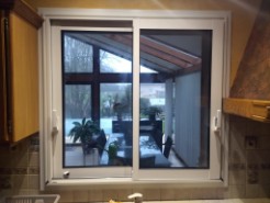 Pose d'une fenêtre coulissante en aluminium