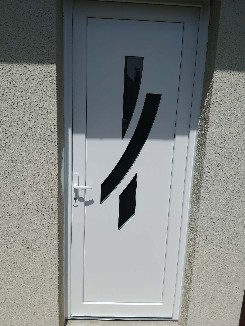 Pose d'une porte d'entrée en PVC blanc.