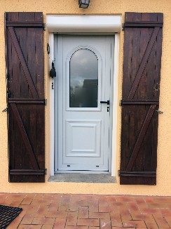 Pose d'une porte d'entrée en Aluminium gris avec volet roulant électrique en rénovation          