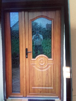 Pose d'une porte d'entrée en Pvc imitation bois